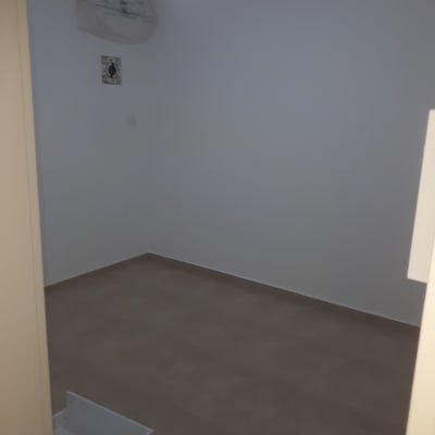 חדר ריק עם קירות צבועים בלבן ותאורה עליונה