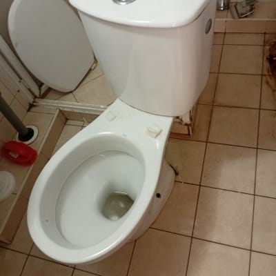 אסלה בחדר אמבטיה עם רצפת קרמיקה