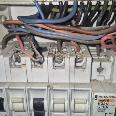 לוח חשמל עם חוטים ומפסקים