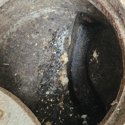 תא ביוב עם לכלוך ופסולת