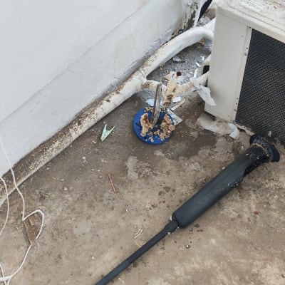 כלים וחומרים ליד מערכת חימום או קירור