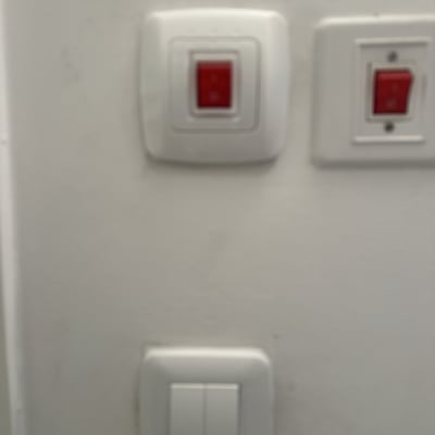 שלושה מתגי חשמל על קיר לבן