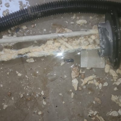 גוף חימום של דוד שמש עם אבנית ולכלוך