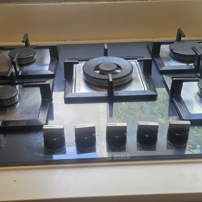 כיריים גז עם חמישה מבערים וכפתורי שליטה