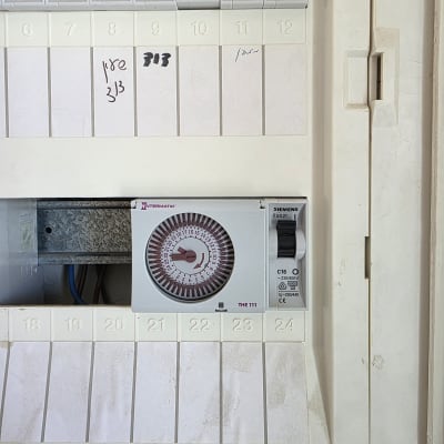 לוח חשמל עם מפסקים ומכשיר טיימר