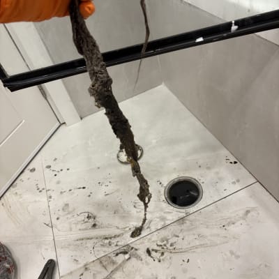 ניקוי סתימה במקלחת עם כלים מקצועיים