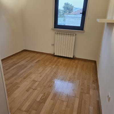 רצפה נקייה ומבריקה בחדר ריק עם חלון