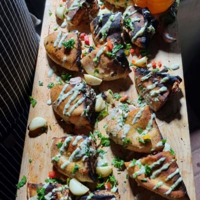 מגש עץ עם מאפים ממולאים ופלפל קלוי