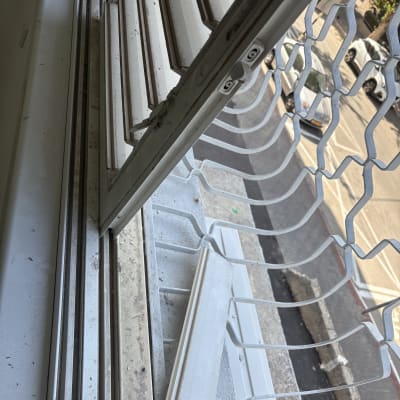 חלון מלוכלך עם אבק ולכלוך על המסילה