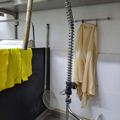 ברז נירוסטה עם צינור גמיש בכיור מטבח