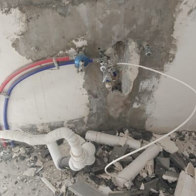 צנרת ותשתיות במהלך שיפוץ קיר