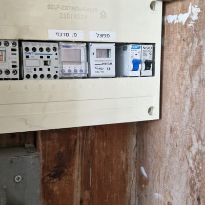 לוח חשמל עם מפסקים וחוטים