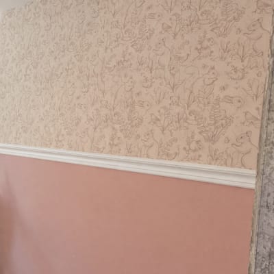 טפט עם דוגמאות של חיות וצמחים על קיר