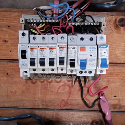 לוח חשמל עם מפסקים וחוטים צבעוניים