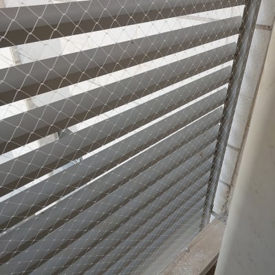 רשת מתכת מותקנת למניעת כניסת יונים