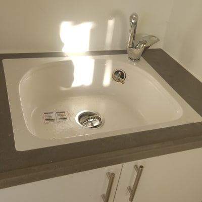 משטח שיש כהה עם כיור וברז כסוף