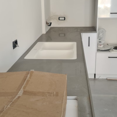 שיש אפור עם כיור כפול במטבח חדש