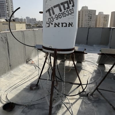 דוד שמש על גג עם צינורות וחיבורים