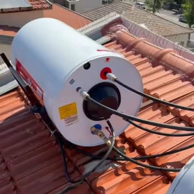 דוד שמש מותקן על גג רעפים אדום