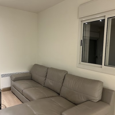 קיר צבוע בלבן ללא אלמנטים נוספים