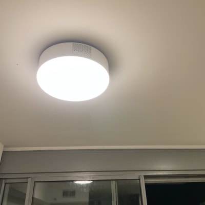 מנורת תקרה עגולה מוארת בחדר