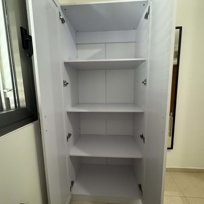 ארון פתוח עם מדפים ריקים