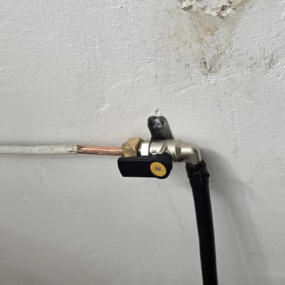 התקנת ברז גז וצינור גז על קיר