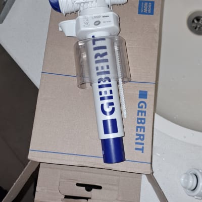 חלקי אינסטלציה על קופסה ליד כיור