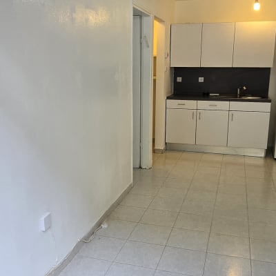 מטבח וחדר עם קירות צבועים ולבן