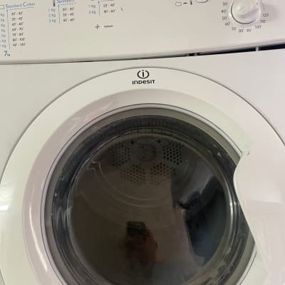 מכונת כביסה עם כפתורי בקרה ותצוגת תוכניות