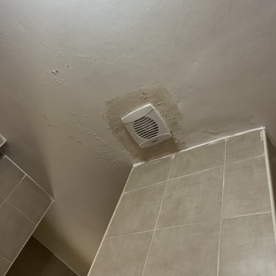 מאוורר תקרה מותקן על תקרה עם אריחים