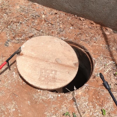 מכסה ביוב פתוח עם כלי עבודה ירוק