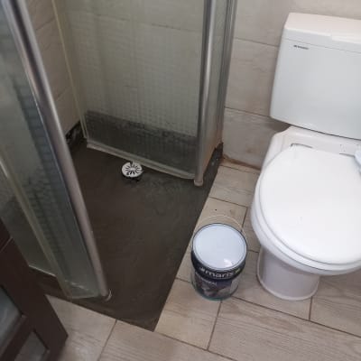 חדר אמבטיה עם מקלחת ושירותים, פח צבע על הרצפה
