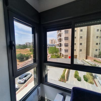 חלונות אלומיניום עם מסגרת כהה