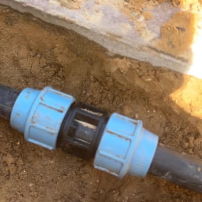 חיבור צינור עם מחבר כחול באדמה