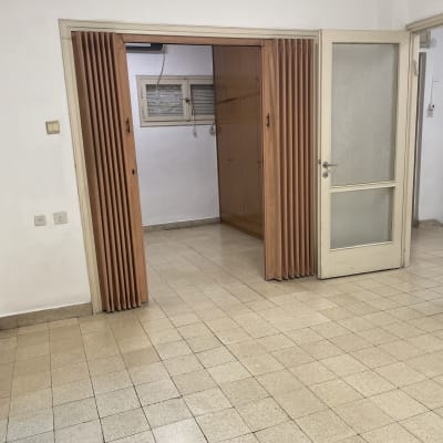 רצפה נקייה עם דלתות פתוחות וחלון