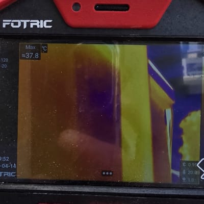 מצלמה תרמית מציגה תמונה עם טמפרטורה