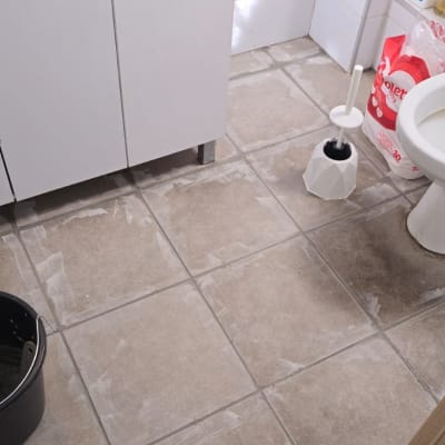 כלי עבודה על כיור בחדר אמבטיה