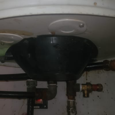 חיבורים וצינורות מתחת לדוד שמש