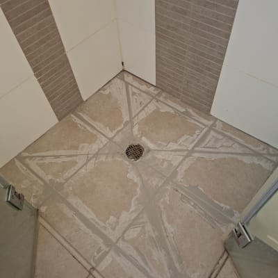 רצפת מקלחת עם איטום סביב הניקוז