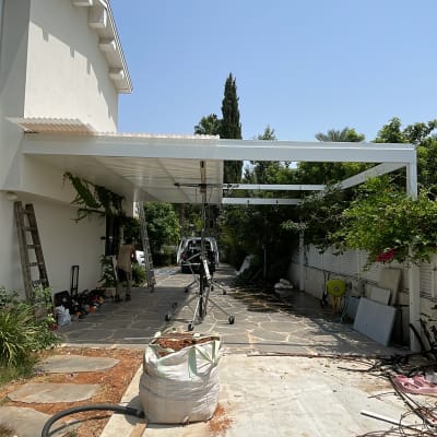 התקנת פרגולה מאלומיניום בחצר בית פרטי