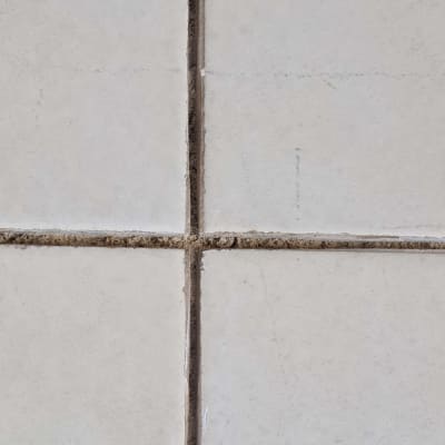 אריחי קרמיקה עם רווחים לא אטומים