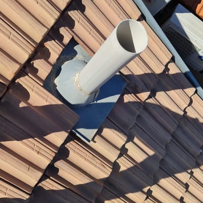 צינור מתכת על גג רעפים עם חיבור מתכת