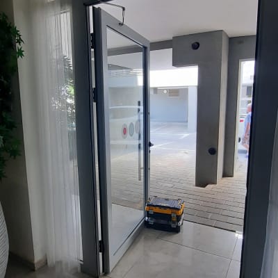 דלת אלומיניום פתוחה עם מסגרת זכוכית שקופה