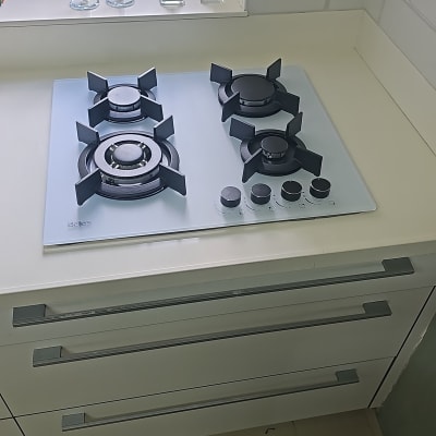 כיריים גז במטבח עם חלון ונרות