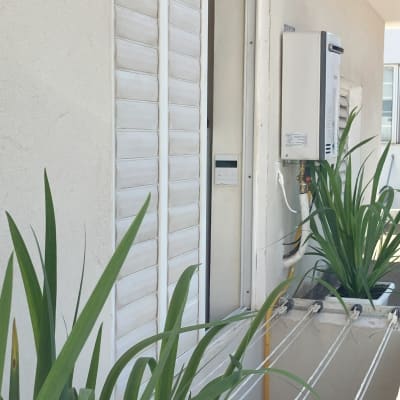 דוד חימום גז מותקן על קיר חיצוני