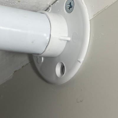 תושבת מתכת עם ברגים על קיר