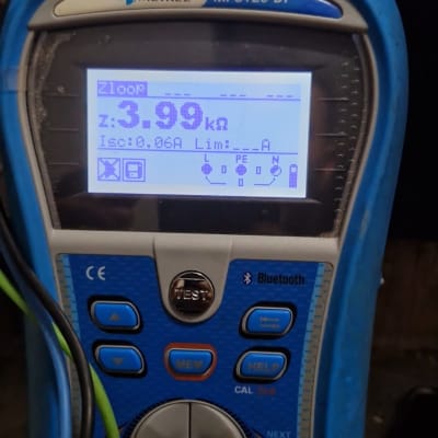 מכשיר בדיקה חשמלי עם תצוגה דיגיטלית וכפתורים