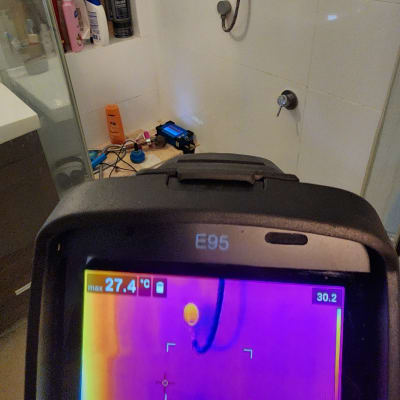 מצלמה תרמית מציגה חום במקלחת