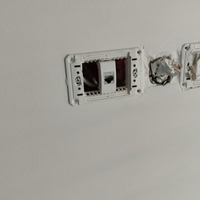 שקע רשת בקיר עם חוטים חשופים